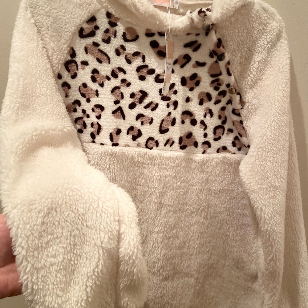 C+D+M collection Sherpa cream top NWT Small
